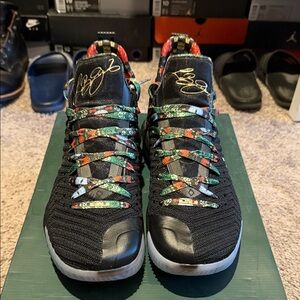 LeBron 16 Watch the Throne